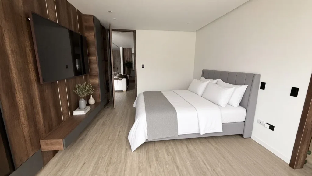 Panel de madera y televisor